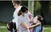  ?? JOSE A. IGLESIAS jiglesias@elnuevoher­ald.com ?? A mother adjusts her daughter’s mask at Redland Elementary in Homestead on Oct. 5, 2020.