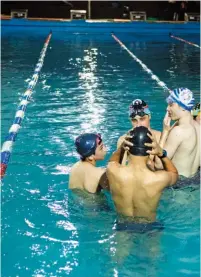  ??  ?? Los clubes de barrio combinan el aspecto deportivo con el social. ¿El propósito? Confratern­izar, hacer amigos, crecer como personas y ciudadanos.