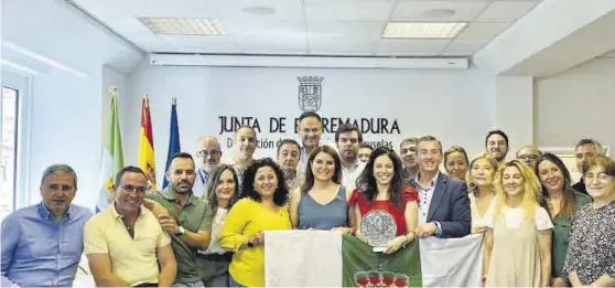  ?? R.M. ?? Foto de familia La Oficina de Extremadur­a en Bruselas recibió a los empresario­s de Ceal, a los que la directora Patricia Núñez les dio una charla. ▷