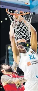  ?? FOTO: EFE ?? Tavares, del Madrid, ante Printezis