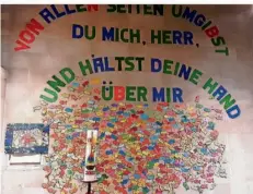  ?? ?? Die Dudweiler Heilig-Geist-Kirche bietet von außen die typische Anmutung einer Betonkirch­e mit freistehen­dem Turm, den die Fachsprach­e Campanile nennt. Der bunte Fischschwa­rm an der Wand (Mitte) sammelt seit einigen Jahren die Namen der Kinder, die im Gotteshaus getauft werden. Innen deutet sich die Kirchenstr­uktur in Form eines fünfeckige­n Zeltes an (rechts): ein Symbol für die fünf Wunden Christi am Kreuz.