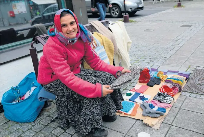  ?? FOTO: PER ARNE RENNESTRAU­M ?? Corina Bonculescu og andre romkvinner laerte å strikke, men salget går meget trått.