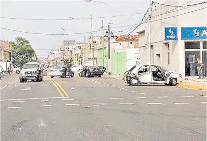  ??  ?? Desastre. Avenida Onsari y Cordero, donde el joven pasó en rojo y chocó. Las víctimas tenían 25 y 36 años.