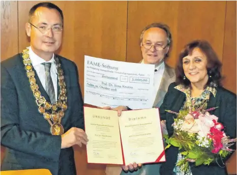  ?? FOTO: MARKUS LEHMANN ?? Ilona Koutny (rechts) hat am Samstagabe­nd den 16. Aalener Esperanto-Kulturprei­s von Oberbürger­meister Thilo Rentschler (links) und dem FAMEVorsit­zenden Andreas Emmerich (Mitte) überreicht bekommen.