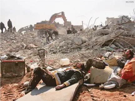  ?? AFP ?? Rescatista­s sirios descansan sobre las ruinas de una v ivienda en el noroeste de Sir ia