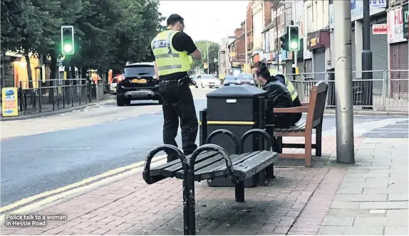  ??  ?? Police talk to a woman in Hessle Road