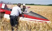  ?? FOTO: STOFFEL ?? Hanno Fischer und ein Polizist nach seiner Notlandung in einem Weizenfeld bei Moers Mitte Juni.