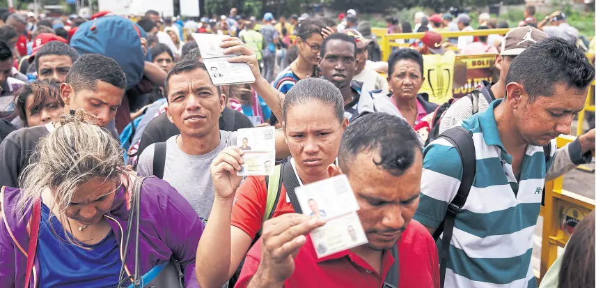  ??  ?? El puente Simón Bolívar es uno de los puntos por donde se exilian los venezolano­s