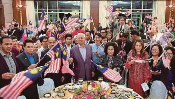  ??  ?? NAJIB dan Rosmah bersama pelajar Malaysia di AS sempena lawatannya di Washington,
semalam.