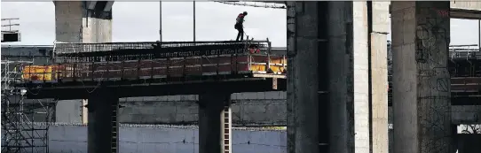  ?? ALLEN McINNIS/FILES ?? The closure of a key ramp on the Turcot Interchang­e will allow workers to demolish the ramp and build a temporary bypass until a permanent new ramp can be built.