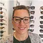  ??  ?? Die große Schmetterl­ingsbrille trägt Melanie Weinzyk.