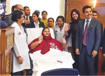  ?? Abdul Rahman/Gulf News ?? Eman Abdul Atti, Dr Shamsheer Vayalil, chairman and managing director of VPS Healthcare (right), and Shaima Selim (second right), Eman’s sister, with doctors and nurses during the press conference at Burjeel Hospital in Abu Dhabi yesterday.