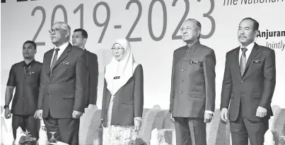  ??  ?? DR MAHATHIR bersama Timbalan Perdana Menteri Datuk Seri Dr Wan Azizah Wan Ismail semasa Majlis Perasmian dan Pelancaran Pelan Antirasuah Nasional (NACP) 2019-2023 di Pusat Konvensyen Antarabang­sa Putrajaya (PICC) hari ini. Turut sama Ketua Setiausaha Negara Datuk Seri Dr Ismail Bakar (kanan) dan Ketua Pengarah Pusat Governans, Intergriti dan Anti-Rasuah Nasional (GIACC) Tan Sri Abu Kassim Mohamed. -Gambar Bernama