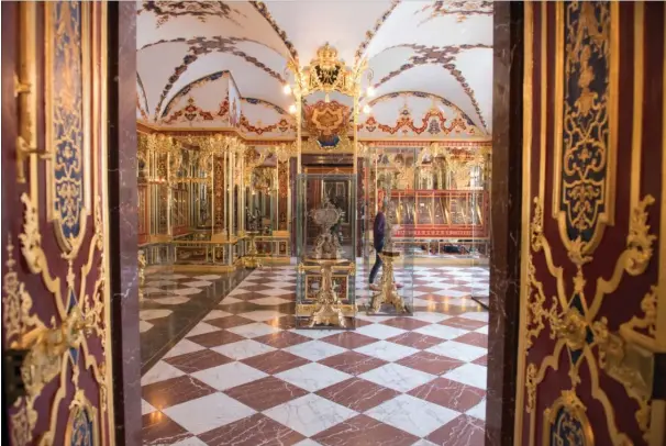  ??  ?? Da tyvene mandag morgen brød ind på museet Grünes Gewölbe i Dresden, vidste de praecist, hvad de gik efter, nemlig en vitrine med tre barokke smykkesaet. Den befandt sig i Juvelrumme­t, som ses her på billedet.
Foto: Sebastian Kahnert / AFP