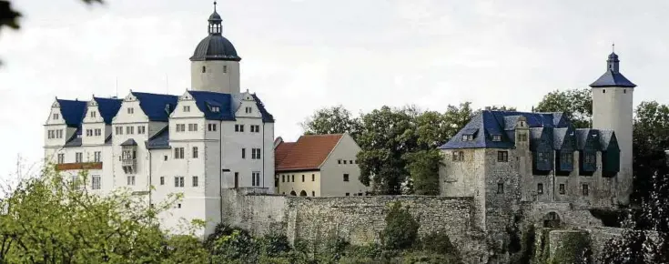  ?? Foto: Peter Cissek ?? Stolz erhebt sich die Burg über dem Ostthüring­er Städtchen Ranis: Seit  Jahren dient sie den Literatur- und Autorentag­en als romantisch­er Veranstalt­ungsort.
