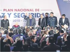  ??  ?? El equipo del presidente electo, Andrés Manuel López Obrador, presentó el Plan Nacional de Paz y Seguridad 2018-2024.