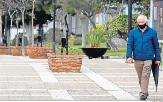  ?? ERASMO FENOY ?? Un hombre pasea por la plaza de Andalucía, en Castellar.