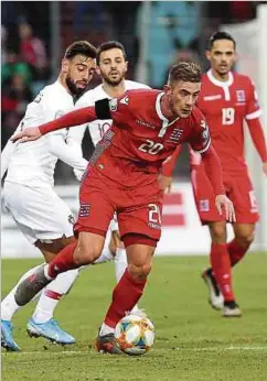  ?? Foto: Yann Hellers ?? David Turpel (20), hier gegen Portugals Bruno Fernandes, startet mit der Flf-auswahl stark in die Partie.