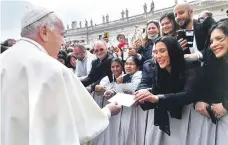  ?? FUENTE EXTERNA ?? Nathalie Peña-Comas cuando saludaba al Papa Francisco.