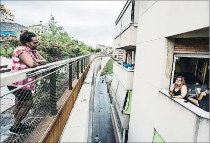  ?? XAVIER CERVERA ?? Una vecina saluda a Sara desde el paseo que queda a 2,38 metros de su balcón