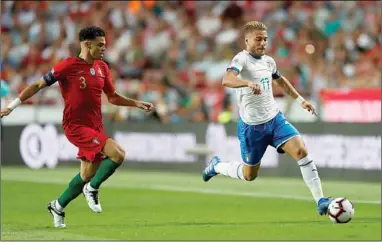  ??  ?? Ciro Immobile van Italië doet er alles aan om langs Pepe van Portugal te komen. (Foto: ESPN)