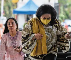  ?? ?? Family visit: Najib’s wife datin seri rosmah mansor and daughter Nooryana Najwa Najib arriving at the Court Complex in Kuala Lumpur to attend the former premier’s 1mdb hearing. — bernama