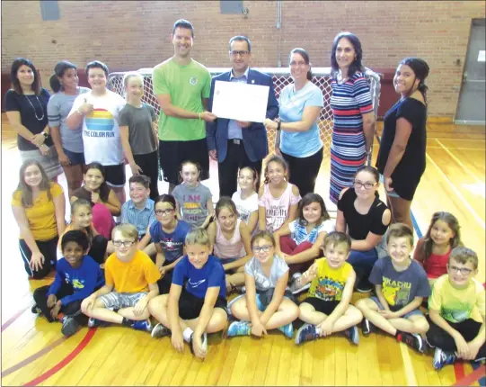  ?? MATTHEW MCCULLY ?? ETSB Director General Christian Provencher presenting a cheque for $960 to the staff and students of Sherbrooke Elementary School. Provencher raised the money through local sponsors and biked 130km this summer in the Grand Defi Pierre Lavoie, an event...
