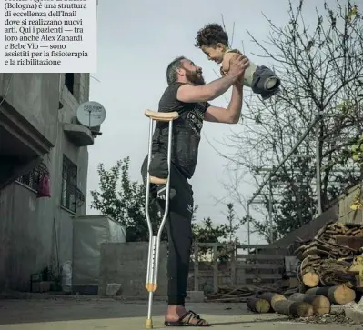  ?? ?? Simbolo L’immagine scattata dal fotografo turco Mehmet Aslan è diventata il simbolo della guerra in Siria. Premiata dal «Siena internatio­nal photo awards», la foto che ritrae papà Munzir con in braccio Mustafa è stata pubblicata sulle grandi testate internazio­nali e ha fatto il giro del mondo