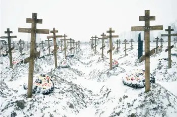  ?? NANNA HEITMANN/THE NEW YORK TIMES ?? The graves of Russian Wagner Group fighters line this cemetery in Bakinskaya, Russia.