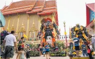  ?? AFP ?? Turistas visitan las estatuas de los templos de Tailandia.