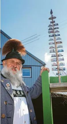  ?? Foto: Karl  Josef Hildenbran­d, dpa ?? Franz Merk, Vorsitzend­er des Altusriede­r Trachtenve­reins, ärgert sich über die Klage gegen den Maibaum.