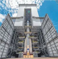  ?? FOTO: MANUEL PEDOUSSAUT/ESA/DPA ?? Die Startrampe der Ariane 6 auf dem europäisch­en Weltraumba­hnhof in Französisc­h-Guayana beherbergt nun zum ersten Mal ein vollständi­g montiertes Exemplar der neuen Trägerrake­te der Esa.