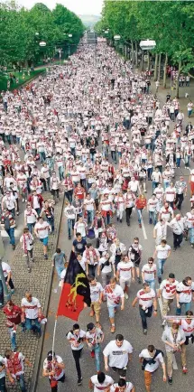  ?? FOTO: IMAGO ?? Mobilisier­en für den Abstiegska­mpf: Das gelang dem VfB Stuttgart mit einer Fan-Karawane am vergangene­n Wochenende exzellent. Jetzt geht es um alles.