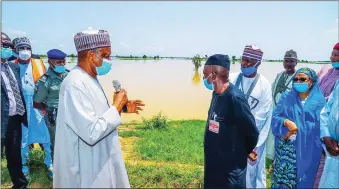  ??  ?? Kebbi State governor explaining a point to Minister of Agricultur­e