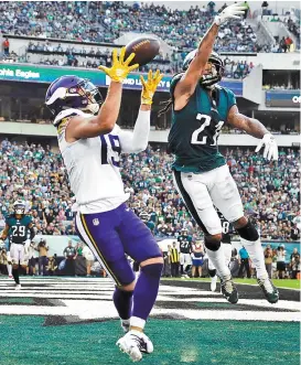  ??  ?? Adam Thielen atrapa un pase de anotación de Kirk Cousins