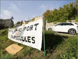  ?? (Photo Frantz Bouton) ?? La mobilisati­on était forte dans le village (ici, encore mardi, des pancartes étaient présentes). Depuis hier matin, c’est officiel : il n’y aura pas d’héliport à Coursegoul­es.