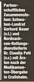  ??  ?? Partnersch­aftliches Zusammenst­ehen: Schwaben-Landrat Gerhard Bauer (v.l.) und Nordsachse­n-Rettungsdi­enstleiter­in Dr. Claudia Pott (v.r.) mit Ärzten nach der Medikament­en-Übergabe in Crailsheim.