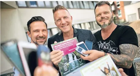  ?? RP-FOTO: RALPH MATZERATH ?? Christophe­r Morboga, Thommy Böhlig und Sascha Klees (v.l.) sammeln Ausgedient­es, wie etwa alte Handys für den guten Zweck.