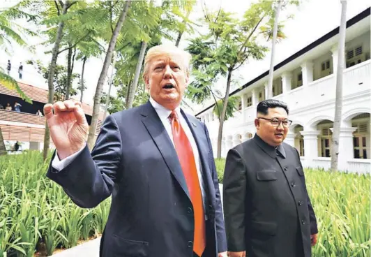  ??  ?? ► Donald Trump y Kim Jong Un durante su histórica cumbre en Singapur, en junio pasado