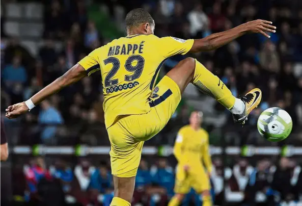  ?? — AFP ?? Flying start: Paris St Germain’s Kylian Mbappe controllin­g the ball during the match against Metz on Friday.