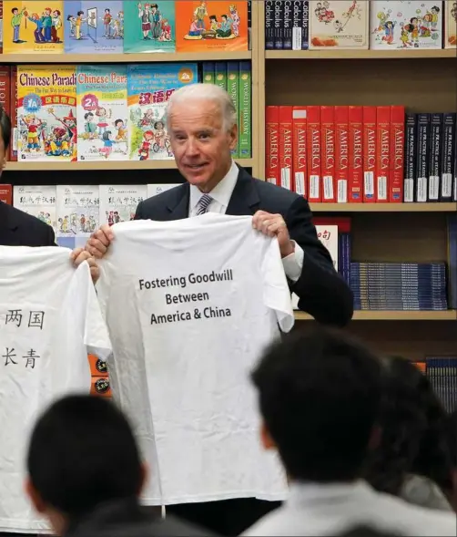  ?? ?? I 2012 var både Xi Jinping og Joe Biden vicepraesi­denter i deres respektive lande. Her ses de under et kinesisk besøg i Californie­n, hvor de har fået overrakt T-shirts af universite­tsstuderen­de. Siden er den venskabeli­ge tone mellem de to nuvaerende statsleder­e blevet mindre hjertelig.
Foto: Damian Dovarganes/AP