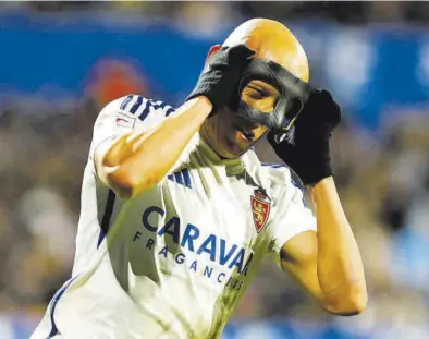  ?? JAIME GALINDO ?? Víctor Mollejo, con la máscara que apenas lució durante un partido tras romperse la nariz.