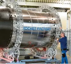  ?? Foto: Ulrich Wagner ?? So sieht ein Teilstück der von der Augsburger Rocket Factory entwickelt­en RFA One aus. Die Kleinträge­rraketen können Satelliten in den Orbit bringen.