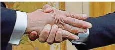  ?? FOTO: MARTIN/AP/DPA ?? Ihr „Handshake-Battle“ist mittlerwei­le legendär: Emmanuel Macron (r.) packt beim Treffen mit US-Präsident Donald Trump beherzt zu.