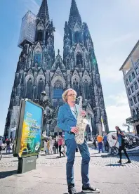  ??  ?? Eine Delegation der Jazz Rally Düsseldorf besuchte den Domplatz in Köln.