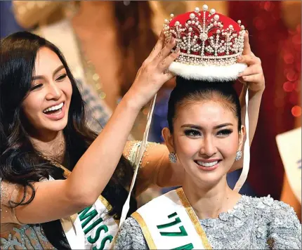  ??  ?? KELAS DUNIA: Puteri Indonesia Kevin Lilliana dimahkotai pendahulun­ya, Kylie Verzosa dari Filipina, dalam awarding Miss Internatio­nal 2017 di Tokyo, Jepang, kemarin. FRANCK ROBICHON/EPA-EFE