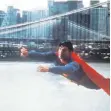  ?? FOTO: DPA ?? Superman passt auf einen Bierdeckel - aus Quarzglas.