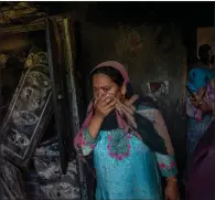  ??  ?? Kashmiris inspect a house damaged in a gunfight in Srinagar