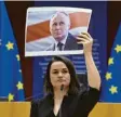  ?? Foto: dpa ?? Die belarussis­che Opposition um Swetla‰ na Tichanowsk­aja ist 2020 mit dem Sa‰ charow‰Menschenre­chtspreis der EU ge‰ ehrt worden.