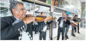  ?? ?? MÚSICA. Los mariachis acompañan los recorridos por las cantinas.